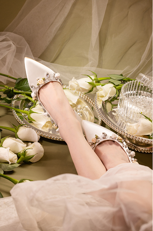 White on sale floral pumps