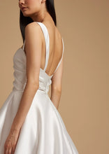 Load image into Gallery viewer, The Yaselle Wedding Bridal Sleeveless Gown